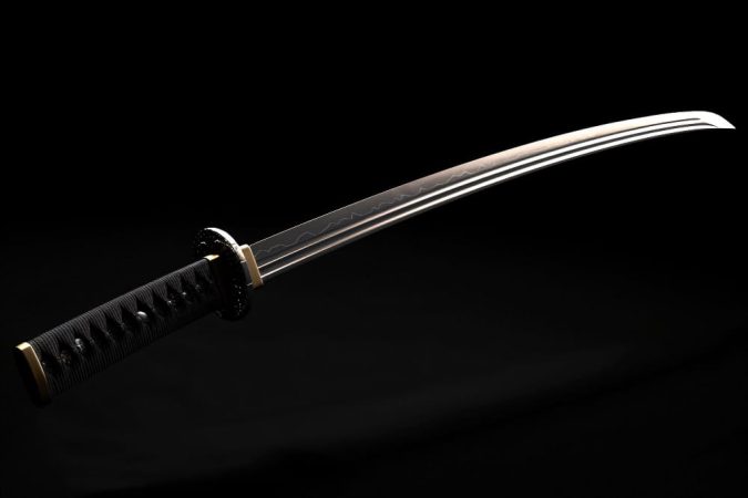 Katana One Piece noir et or avec une lame courbée en acier sur un fond sombre.